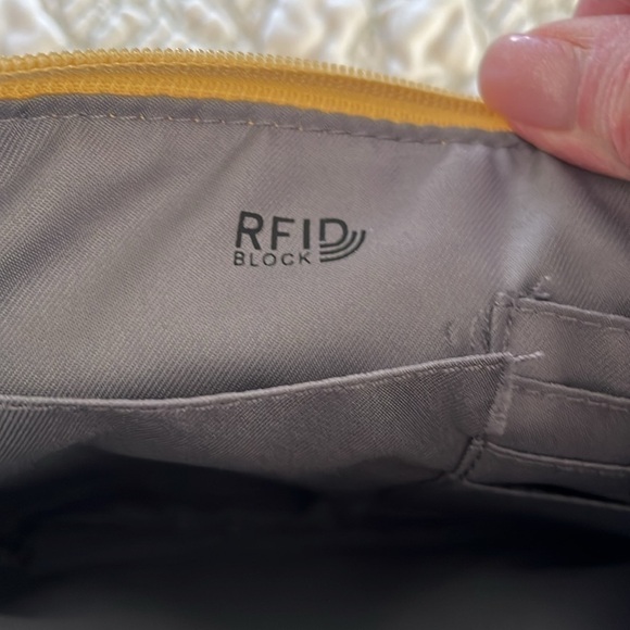 Open Story Women’s Straw Colored Wristlet With RFID NWOT - Picture 7 of 8